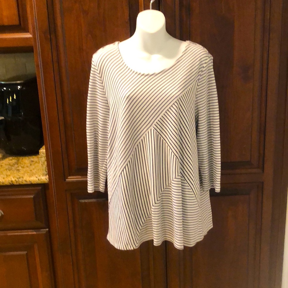 🌺 Kim Rogers Black and White Striped Top